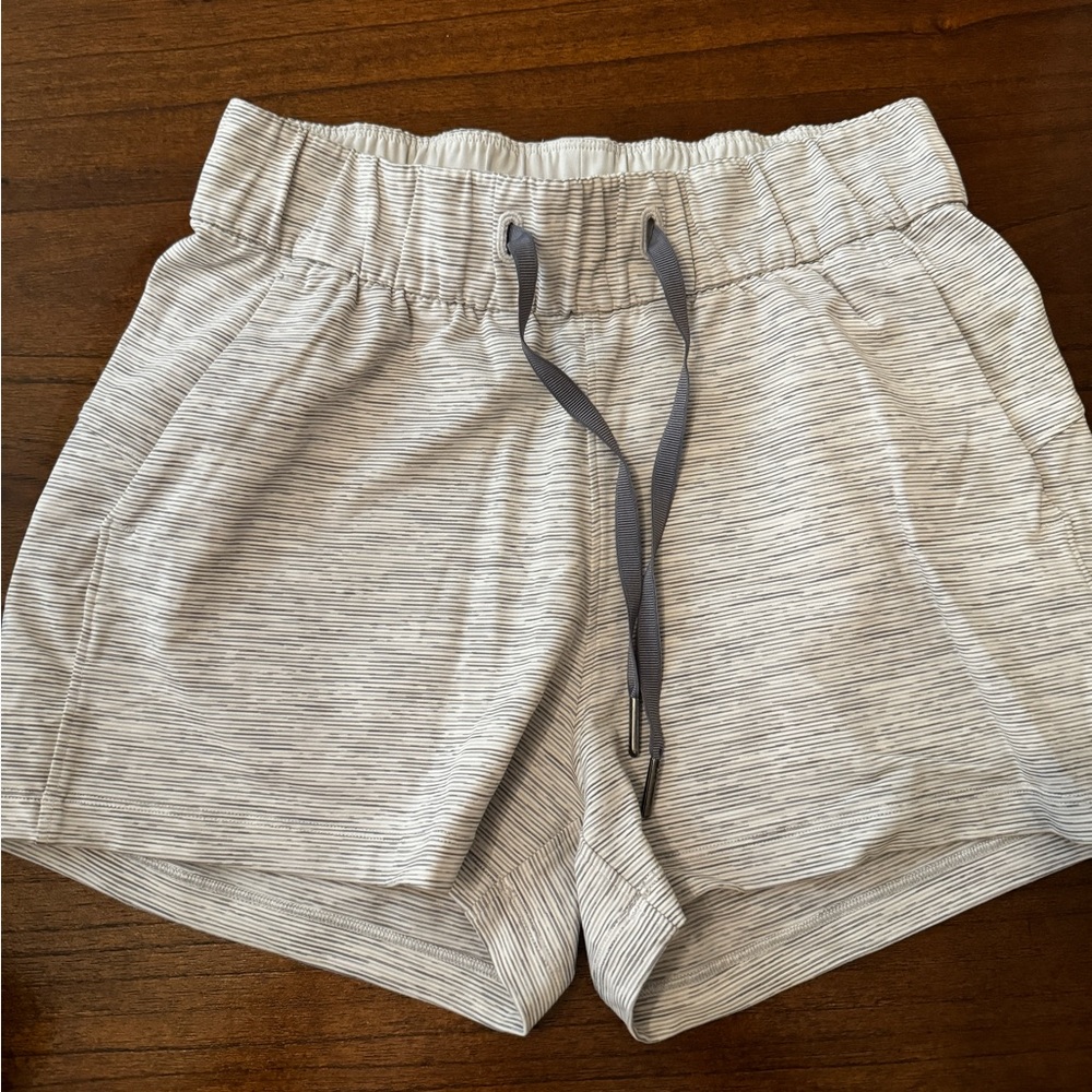Lululemon Cinchable waist  short
